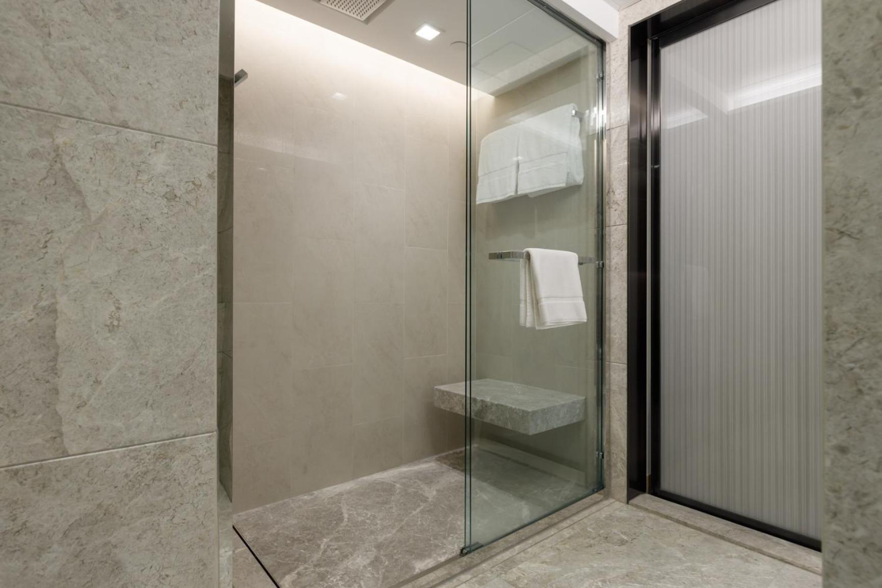 New World Millennium Hong Kong Hotel Exterior photo A shower enclosure